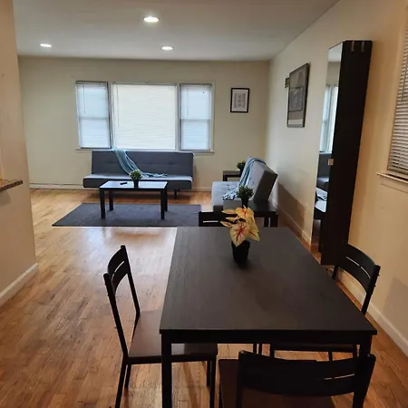 Contemporary & Roomy 2Br Apartment Near Nyc
